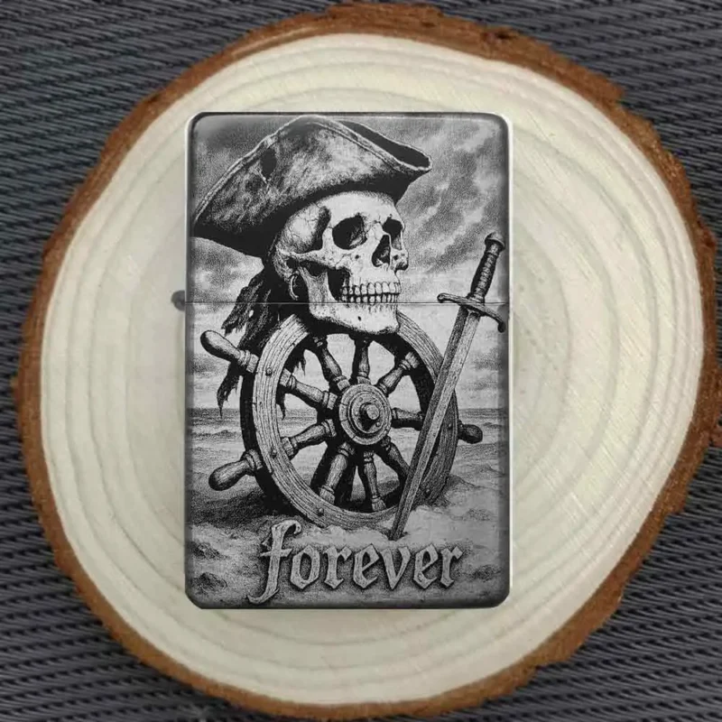 Personalisiertes Feuerzeug mit Totenkopf-Pirat-Motiv und "Forever"-Spruch, stimmungsvoll auf einer Holzscheibe arrangiert.