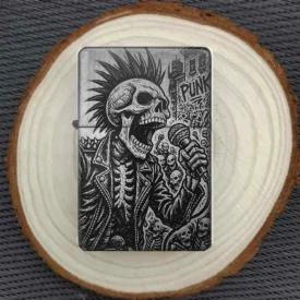Personalisiertes Feuerzeug mit rebellischem Punk-Skelett-Motiv, stimmungsvoll auf einer Holzscheibe arrangiert.