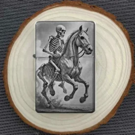 Personalisiertes Feuerzeug mit düsterem Skelett-Reiter auf einem Pferd, stimmungsvoll auf einer Holzscheibe arrangiert.
