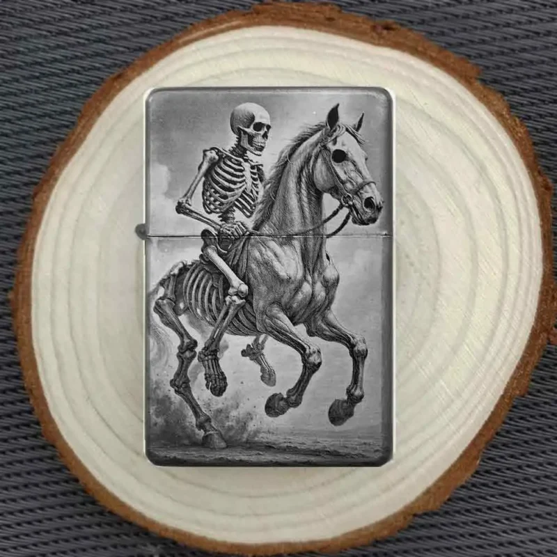 Personalisiertes Feuerzeug mit düsterem Skelett-Reiter auf einem Pferd, stimmungsvoll auf einer Holzscheibe arrangiert.