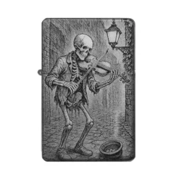 Frontansicht des mattschwarzen Benzinfeuerzeugs mit einer detailreichen Gravur eines Skeletts als Straßenmusiker, der Geige spielt.