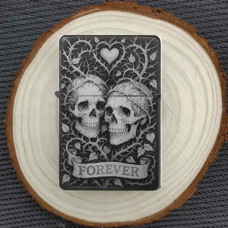 Personalisiertes Feuerzeug mit romantischem "Forever"-Totenkopf-Motiv, stimmungsvoll auf einer Holzscheibe arrangiert.