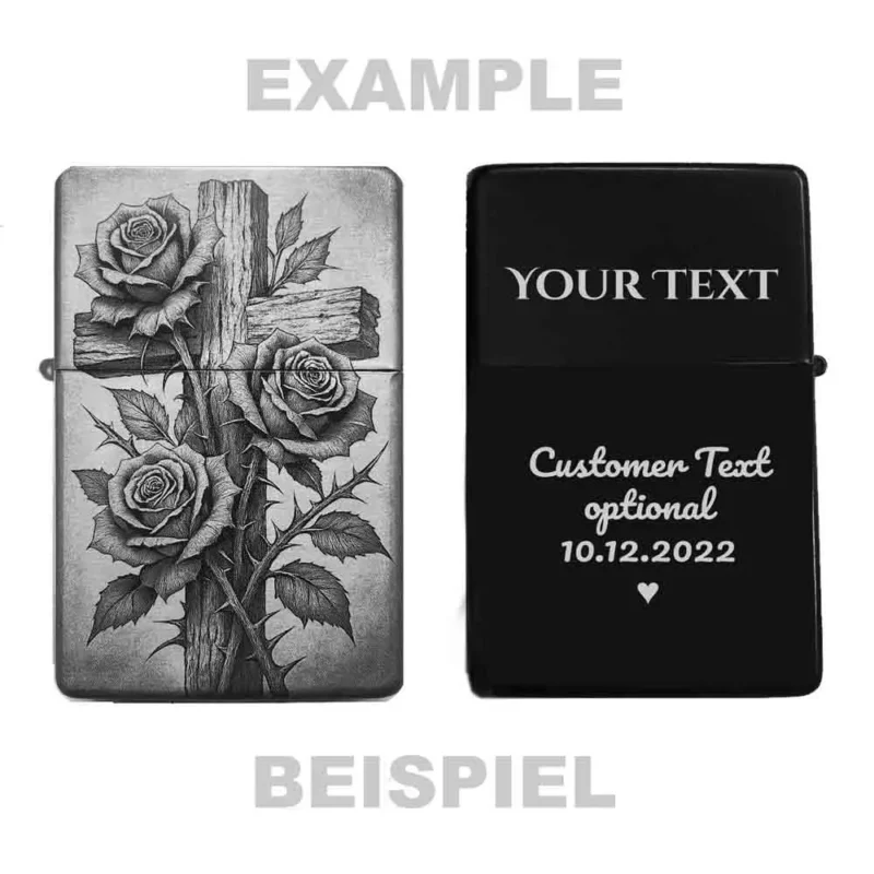 Zeigt die Vorder- und Rückseite des personalisierbaren Feuerzeugs mit Kreuz-Rosen-Motiv und einem Beispiel für eine Wunschgravur.