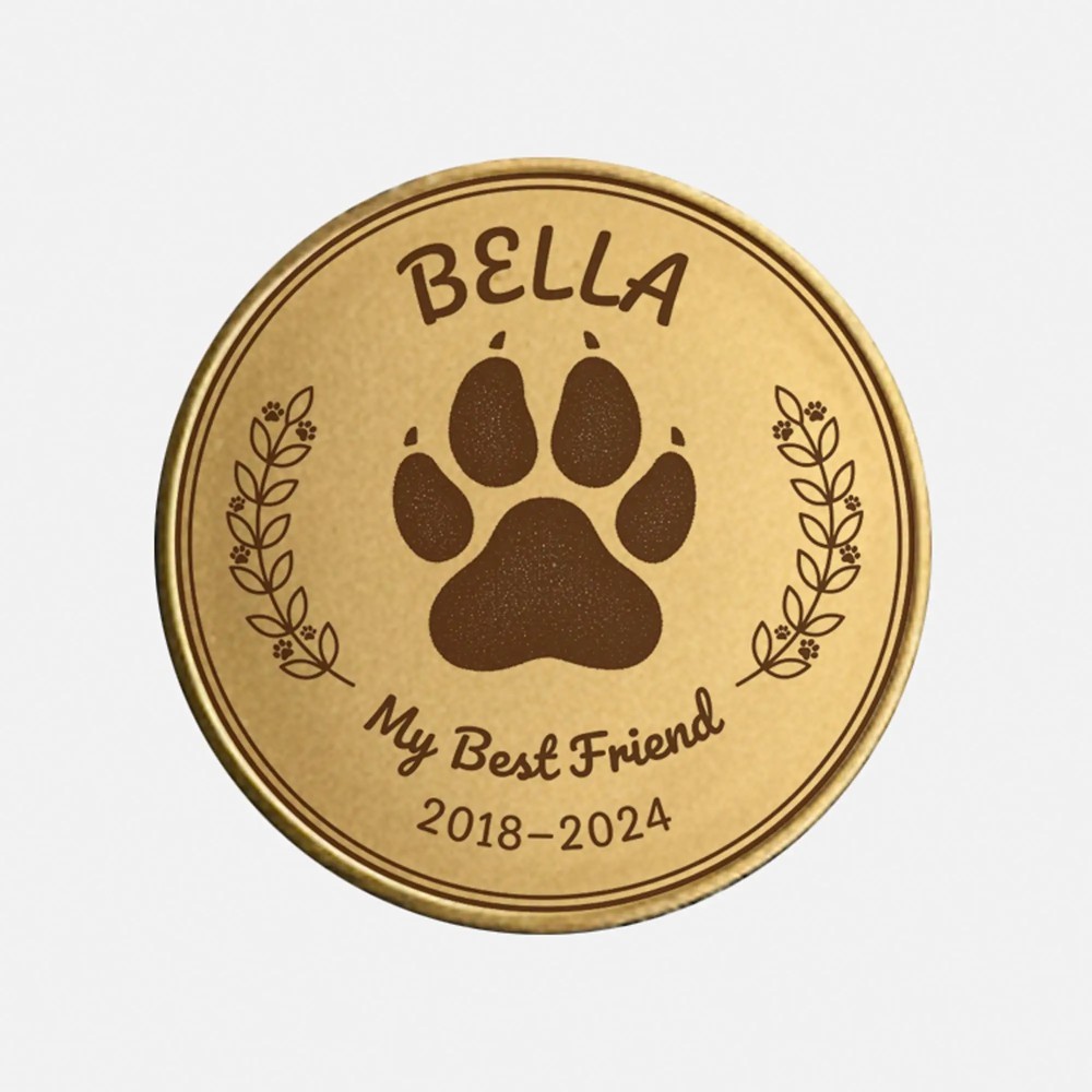 Vorderseite der Gedenkmünze für Haustiere mit personalisiertem Namen 'BELLA' und Pfotenabdruck.