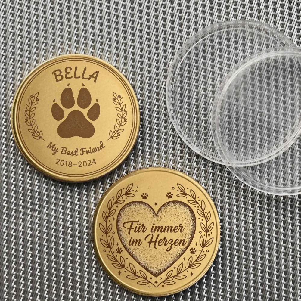 Personalisierte Gedenkmünze aus Messing mit Vorder- und Rückseite neben einer Schutzkapsel.