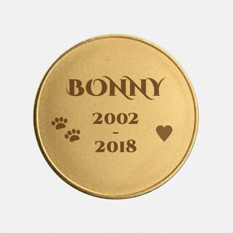 Rückseite der Gedenkmünze mit personalisierter Textgravur 'Bonny 2002 - 2018' und Symbolen.