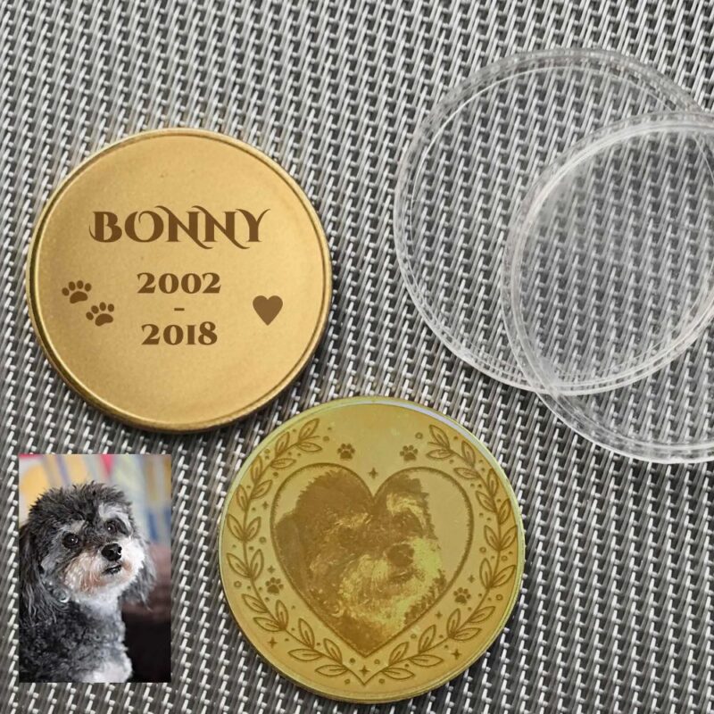 Personalisierte Gedenkmünze für Haustiere mit Fotogravur von Hund 'Bonny' und Textgravur in Schutzkapsel.