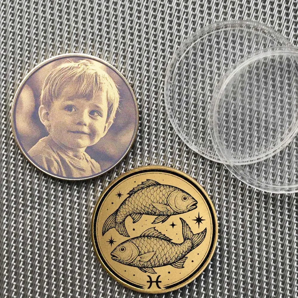 Beispiel einer personalisierten Sternzeichen Fische Münze mit Fotogravur eines Kindes auf der Rückseite.