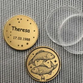 Beispiel einer personalisierten Sternzeichen Fische Münze mit Textgravur auf der Rückseite.