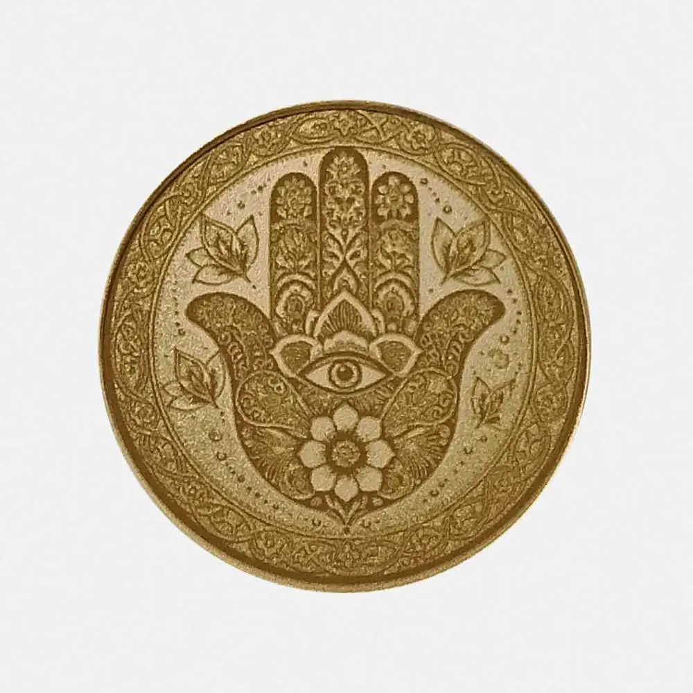 Messing-Münze Hand der Fatima mit einer Beispiel-Textgravur 'Alles Gute' auf der Rückseite.