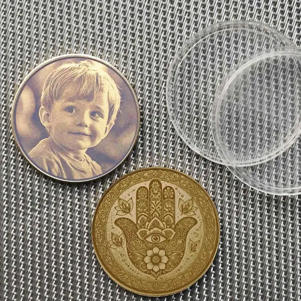 Messing-Münze Hand der Fatima mit optionaler Foto-Gravur eines Kindes auf der Rückseite.