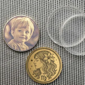 Beispiel einer personalisierten Sternzeichen Jungfrau Münze mit Fotogravur eines Kindes auf der Rückseite.