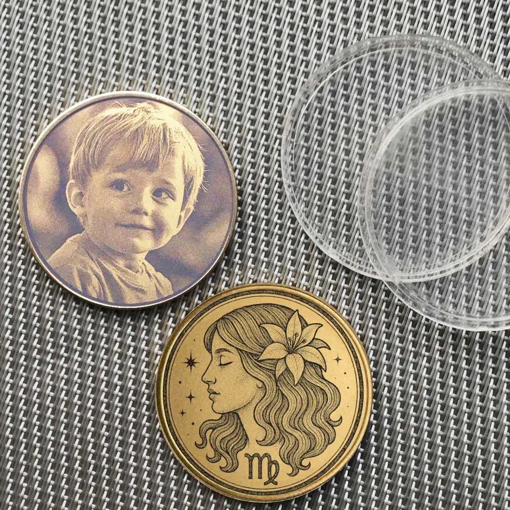 Beispiel einer personalisierten Sternzeichen Jungfrau Münze mit Fotogravur eines Kindes auf der Rückseite.