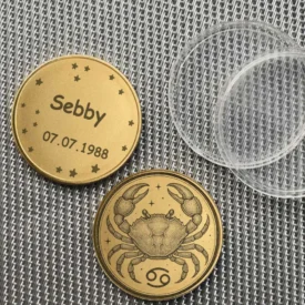 Beispiel einer personalisierten Sternzeichen Krebs Münze mit Textgravur 'Sebby 07.07.1988'.