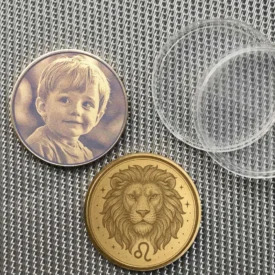 Beispiel einer personalisierten Sternzeichen Löwe Münze mit Fotogravur eines Kindes auf der Rückseite.