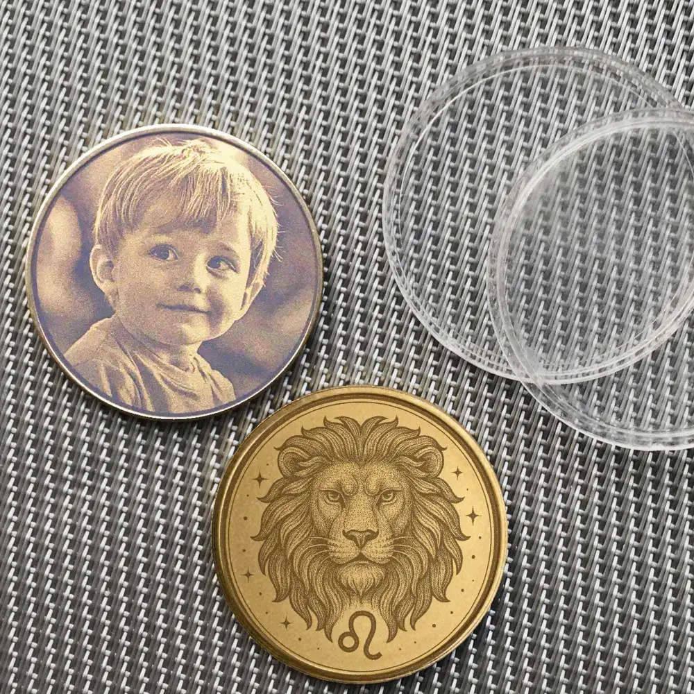 Beispiel einer personalisierten Sternzeichen Löwe Münze mit Fotogravur eines Kindes auf der Rückseite.