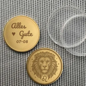 Beispiel einer personalisierten Sternzeichen Löwe Münze mit Textgravur 'Alles Gute 07-08'.