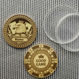 Alt-Text: "Vorder- und Rückseite des Adler König Card Guards mit Casino Chip Design 'Poker King'.