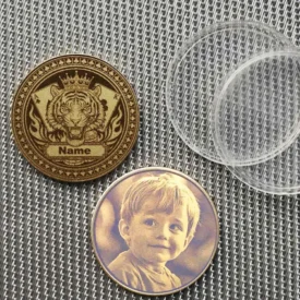 Messing Card Guard Tiger König mit optionaler Foto-Gravur eines Kindes auf der Rückseite.