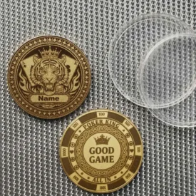 Vorder- und Rückseite des Tiger König Card Guards mit Casino Chip Design 'Poker King'