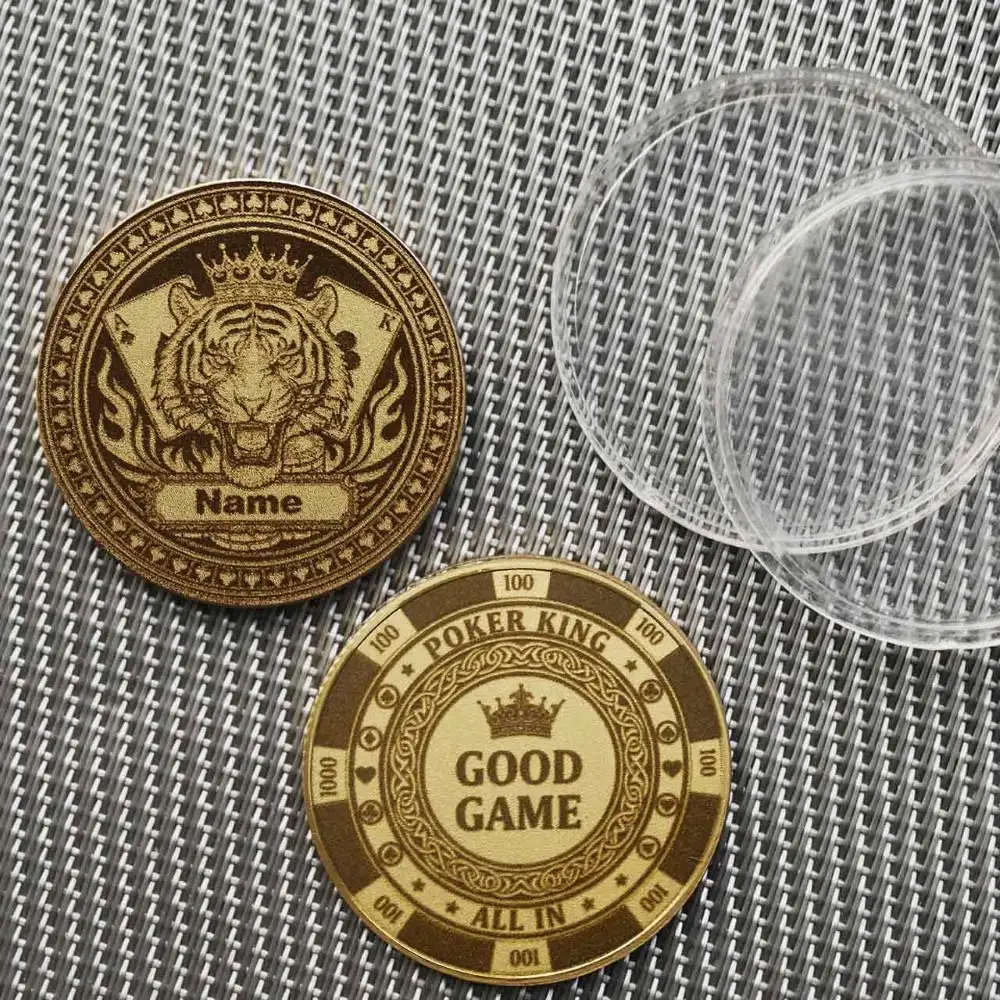 Vorder- und Rückseite des Tiger König Card Guards mit Casino Chip Design 'Poker King'