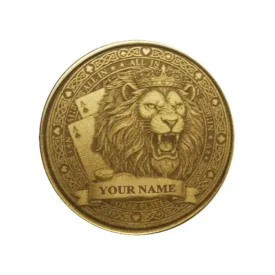 Personalisierter Poker Card Guard aus Messing mit Löwen König Motiv und Wunschname.