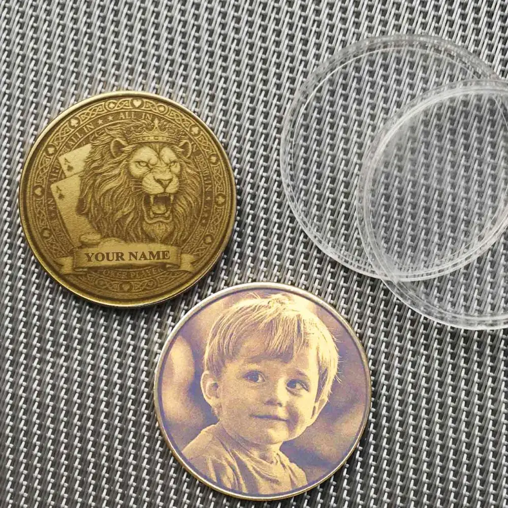 Messing Card Guard Löwen König mit optionaler Foto-Gravur eines Kindes auf der Rückseite.