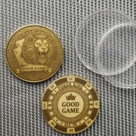 Vorder- und Rückseite des Löwen König Card Guards mit Casino Chip Design 'Poker King'.