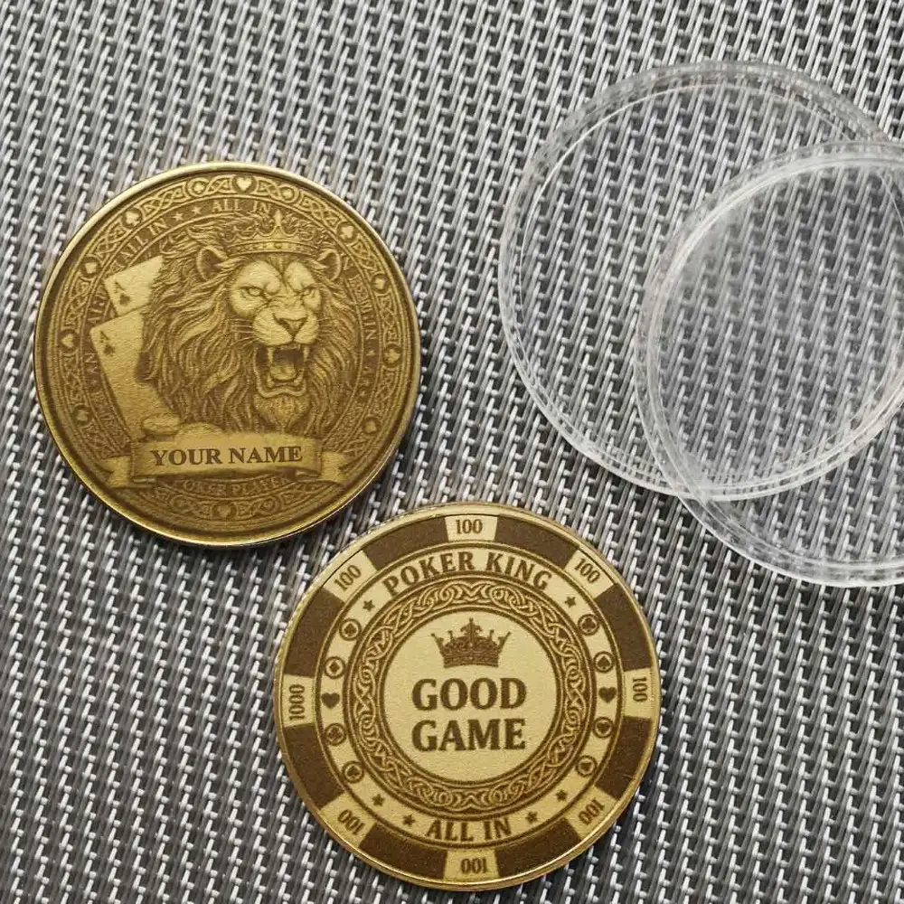 Vorder- und Rückseite des Löwen König Card Guards mit Casino Chip Design 'Poker King'.