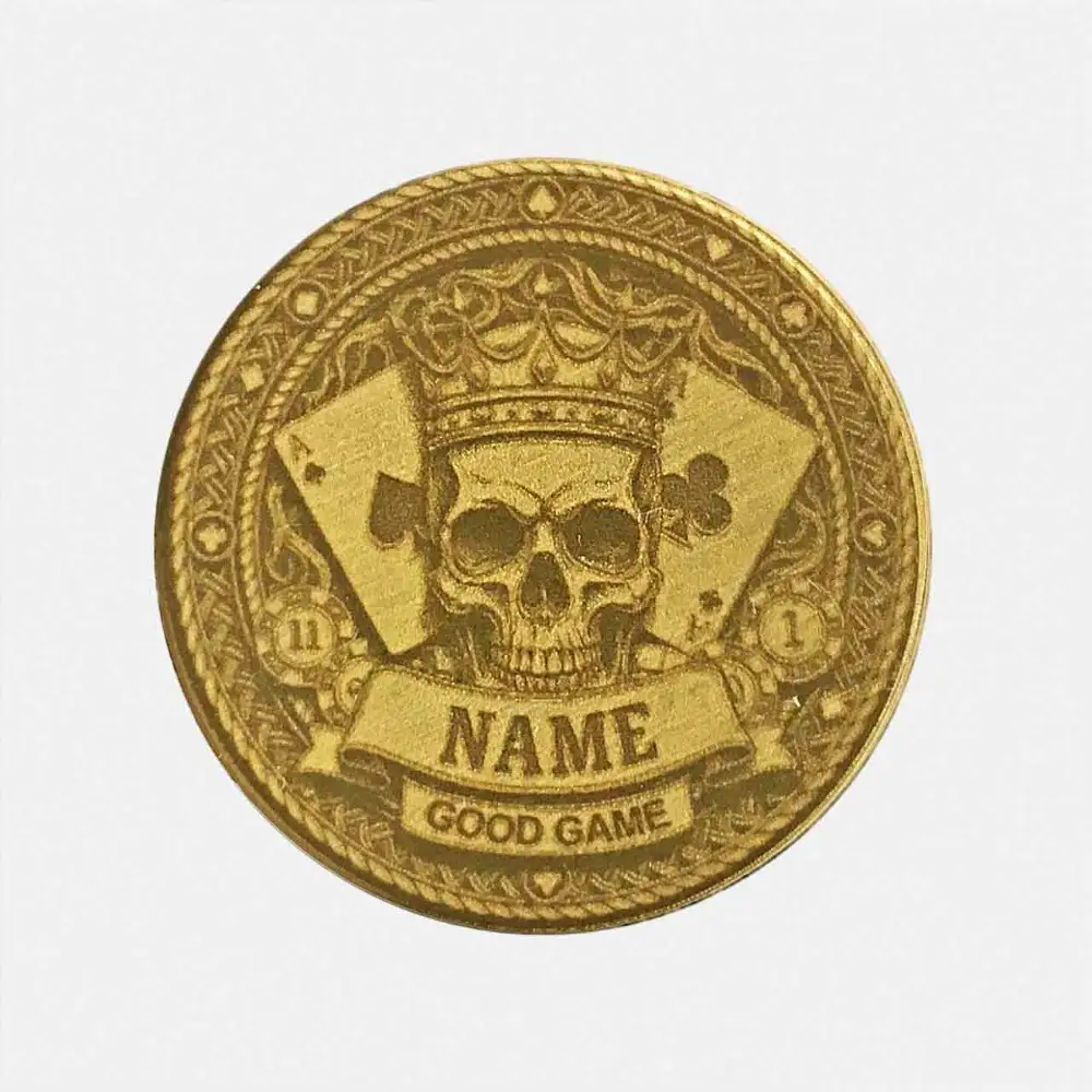 Personalisierter Poker Card Guard aus Messing mit Skull King Motiv und Wunschname.