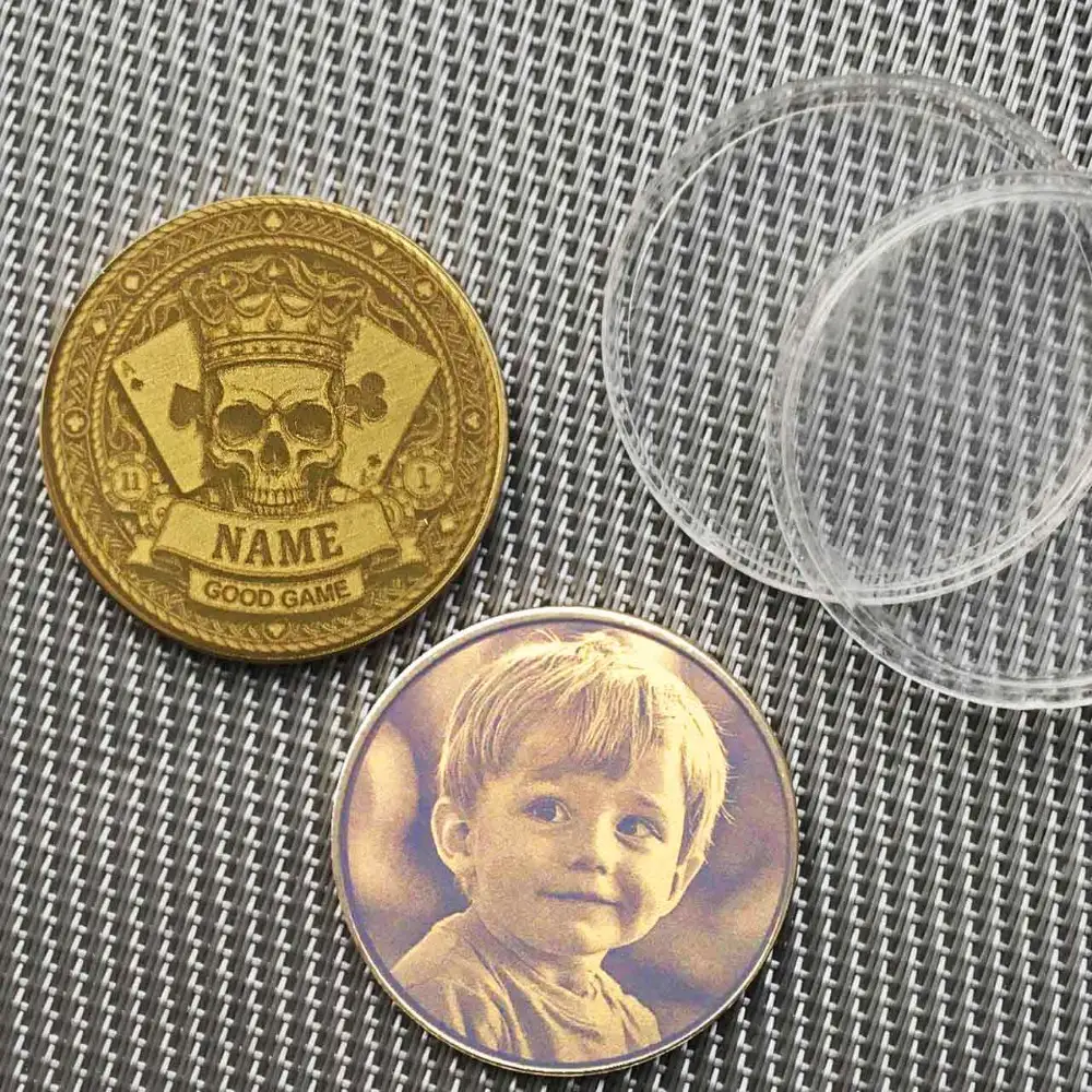 Messing Card Guard Skull King mit optionaler Foto-Gravur eines Kindes auf der Rückseite.