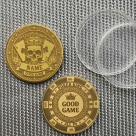 Vorder- und Rückseite des Skull King Card Guards mit Casino Chip Design 'Poker King'.