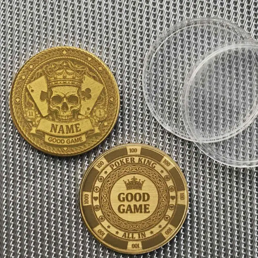 Vorder- und Rückseite des Skull King Card Guards mit Casino Chip Design 'Poker King'.