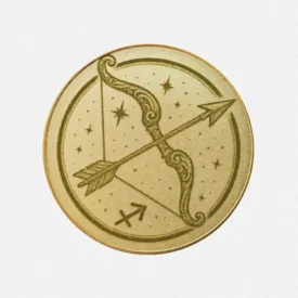 Vorderseite der Sternzeichen Münze "Schütze" aus Messing mit astrologischer Gravur von Pfeil und Bogen.