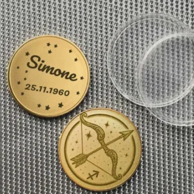 Beispiel einer personalisierten Sternzeichen Schütze Münze mit Textgravur 'Simone 25.11.1960'.
