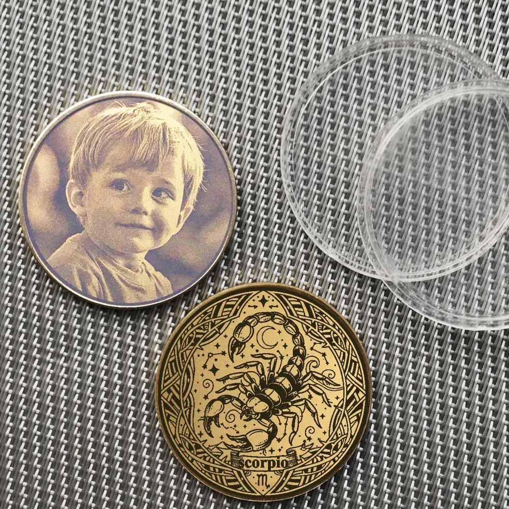 Beispiel einer personalisierten Sternzeichen Skorpion Münze mit Fotogravur eines Kindes auf der Rückseite.
