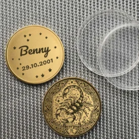 Beispiel einer personalisierten Sternzeichen Skorpion Münze mit Textgravur 'Benny 29.10.2001'.