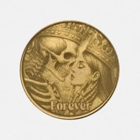 Gravierte Messing-Münze mit Motiv eines küssenden Schädel-Paares (König und Königin) und Schriftzug 'Forever'