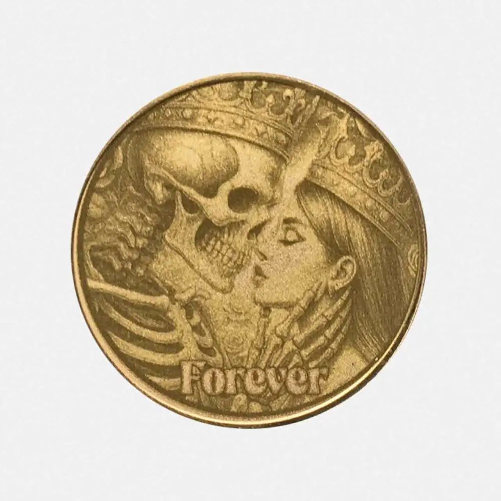 Gravierte Messing-Münze mit Motiv eines küssenden Schädel-Paares (König und Königin) und Schriftzug 'Forever'