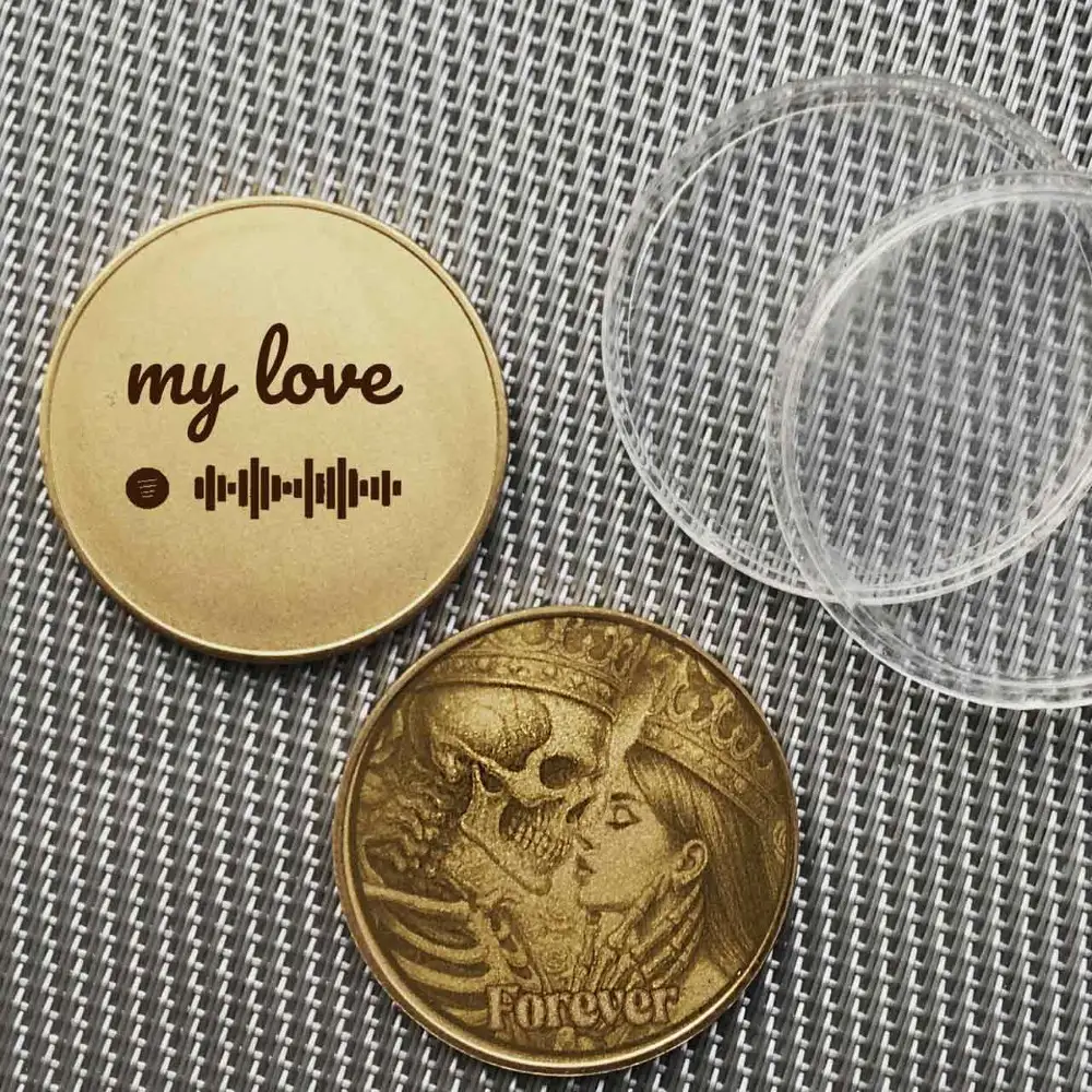 Messing-Münze Skull Love mit einer Beispiel-Textgravur 'my love' und einem Spotify-Code auf der Rückseite.