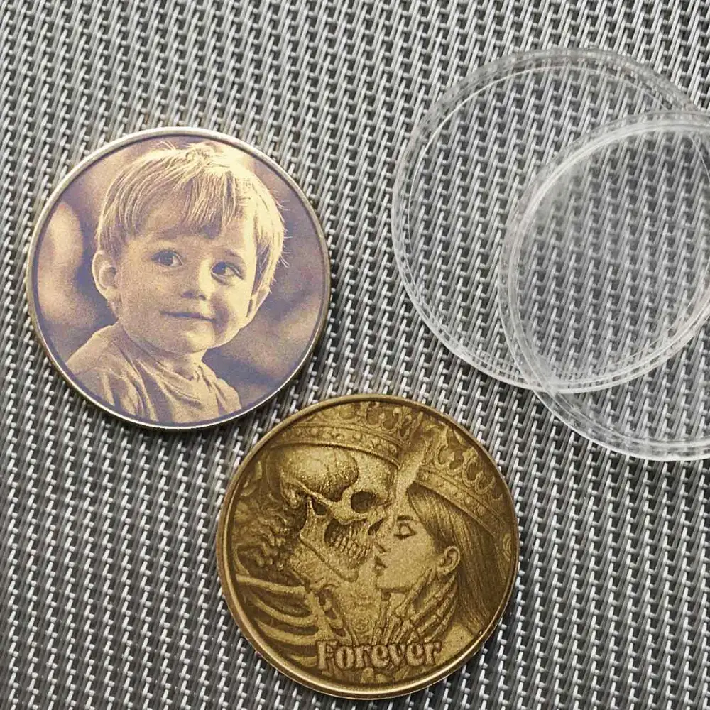 Messing-Münze Skull Love mit optionaler Foto-Gravur eines Kindes auf der Rückseite.