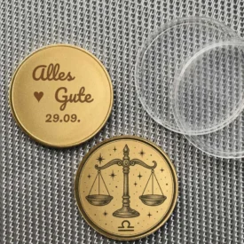 Beispiel einer personalisierten Sternzeichen Waage Münze mit Textgravur 'Alles Gute 29.09.