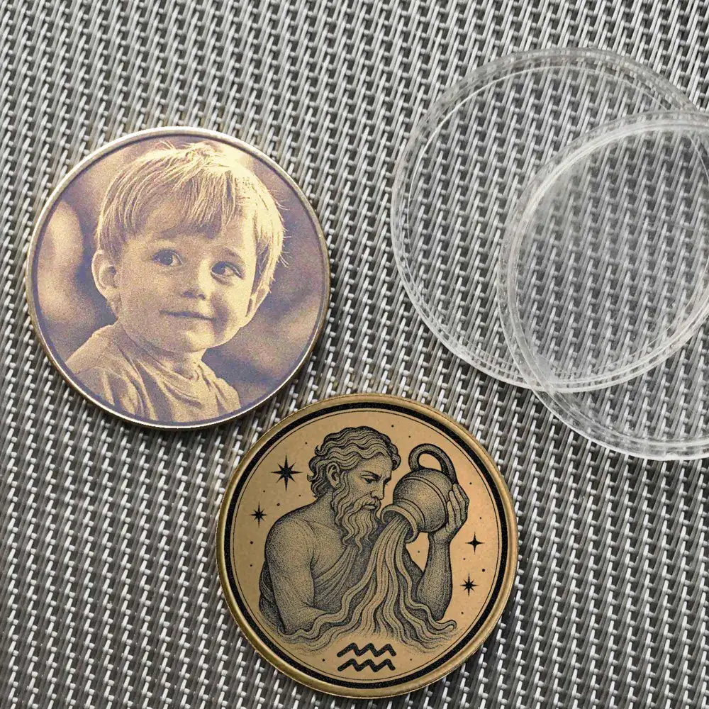 Beispiel einer personalisierten Sternzeichen Wassermann Münze mit Fotogravur eines Kindes auf der Rückseite.