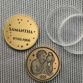 Beispiel einer personalisierten Sternzeichen Wassermann Münze mit Textgravur 'SAMANTHA 07.02.1966'.