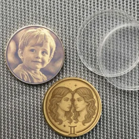 Beispiel einer personalisierten Sternzeichen Zwillinge Münze mit Fotogravur eines Kindes auf der Rückseite.