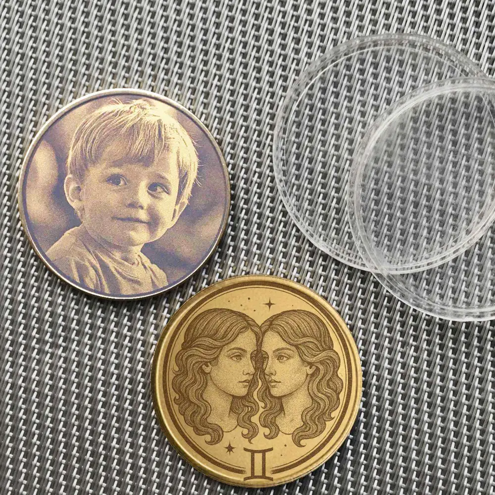 Beispiel einer personalisierten Sternzeichen Zwillinge Münze mit Fotogravur eines Kindes auf der Rückseite.