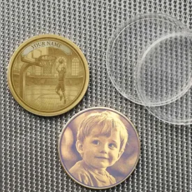 Beispiel der Basketball-Team-Münze mit optionaler Fotogravur eines Kindes auf der Rückseite.