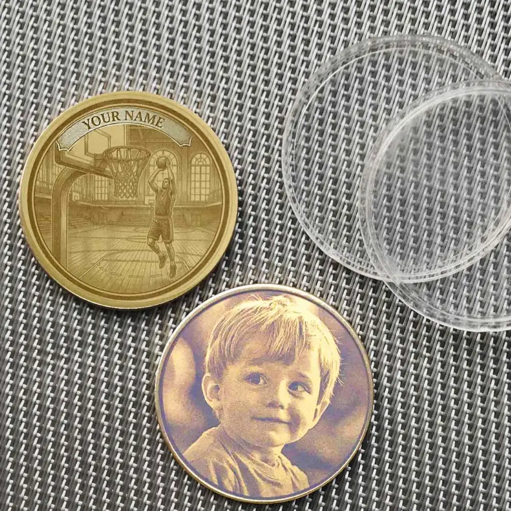 Beispiel der Basketball-Team-Münze mit optionaler Fotogravur eines Kindes auf der Rückseite.