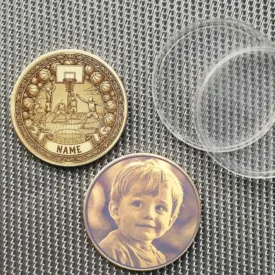 Beispiel der Basketball-Team-Münze mit optionaler Fotogravur eines Kindes auf der Rückseite.