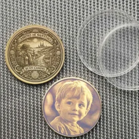 Beispiel für optionale Fotogravur auf Messing Münze neben der Jakobsweg Vorderseite, inklusive Schutzkapseln